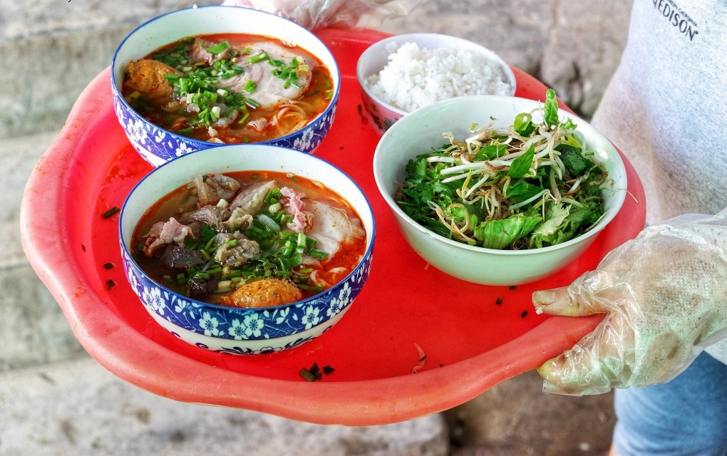 Bún bò Huế với các topping chả cua, bò tái, giò heo