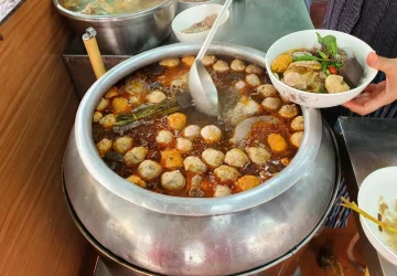 Nồi theo kiểu truyền thống để nấu bún bò.